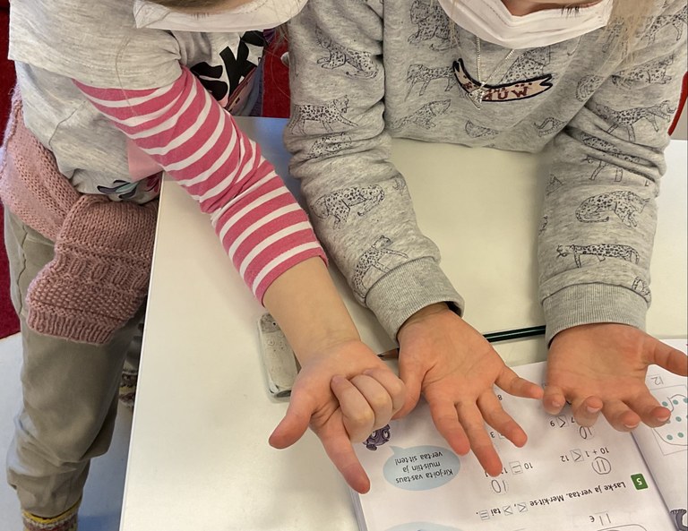 lapset laskevat matematiikkaa sormien avulla