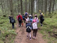 Alakoululaiset syysretkellä metsässä