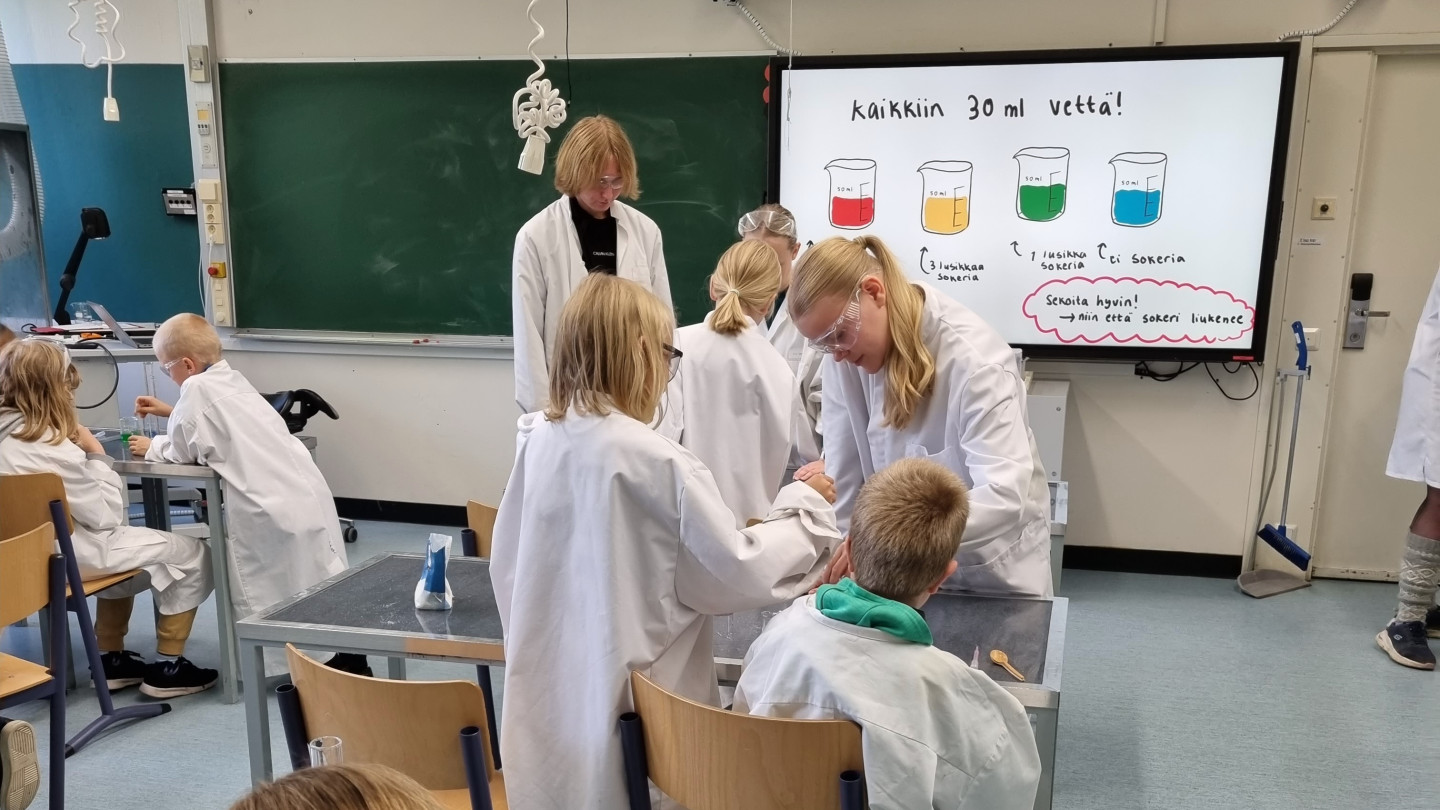 Oppilaita labratöissä