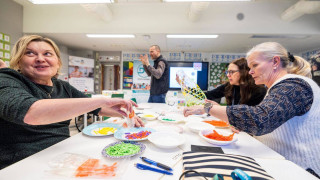 Yhdessä rakentaminen on yksi tapa opettaa teknologisten innovaatioiden tekemistä, luovuutta, matematiikkaa ja yhteistyötaitoja. Rakentamassa Norssin alakoulun opettajat Sari Keinonen (vas.), Elina Törmä ja Irmeli Pietilä, taustalla Kristóf Fenyvesi. KUVA: Marko Kauko