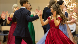 Norssin 2. vuosikurssilaiset  Wanhojen tanssien pyörteissä upeassa pukuloistossa.