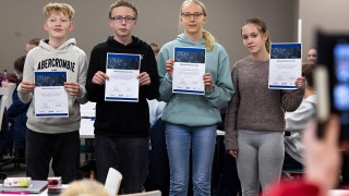 Paavo Hämäläinen Mankolan yhtenäiskoulusta (vas.), Lauri Muhonen Kinnulan Keskuskoulusta, Anni Salo Jyväskylän normaalikoulusta ja Olivia Maaranen Jämsänjoen yhtenäiskoulusta sijoittuivat kilpailun kärkeen. KUVA Pekka Seppänen